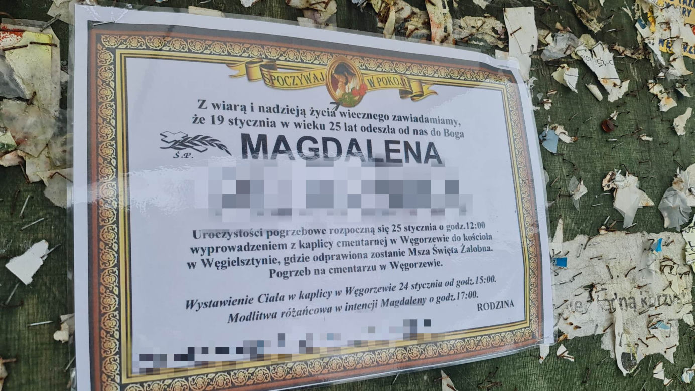 Pod Węgorzewem 25-latka rozbiła się na drzewie. Na miejscu tragedii płoną znicze