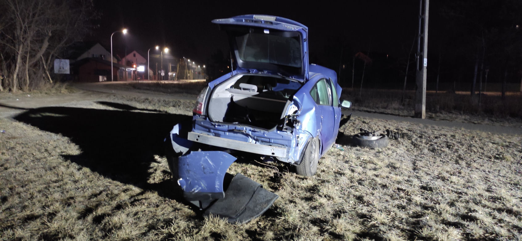 Potworne zderzenie toyoty z BMW w Piasecznie. Pogotowie zabrało rannego