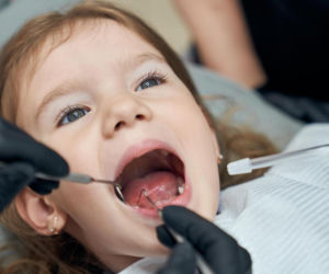 Pierwsza wizyta u dentysty. Kiedy zabrać dziecko i jak je przygotować?
