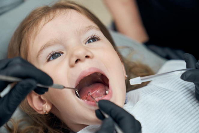 Pierwsza wizyta u dentysty. Kiedy zabrać dziecko i jak je przygotować?