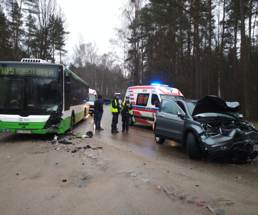 Białystok. Wypadek autobusu na ul. 42 Pułku Piechoty. Honda zderzyła się czołowo z autobusem BKM linii 105. 4 osoby w szpitalu