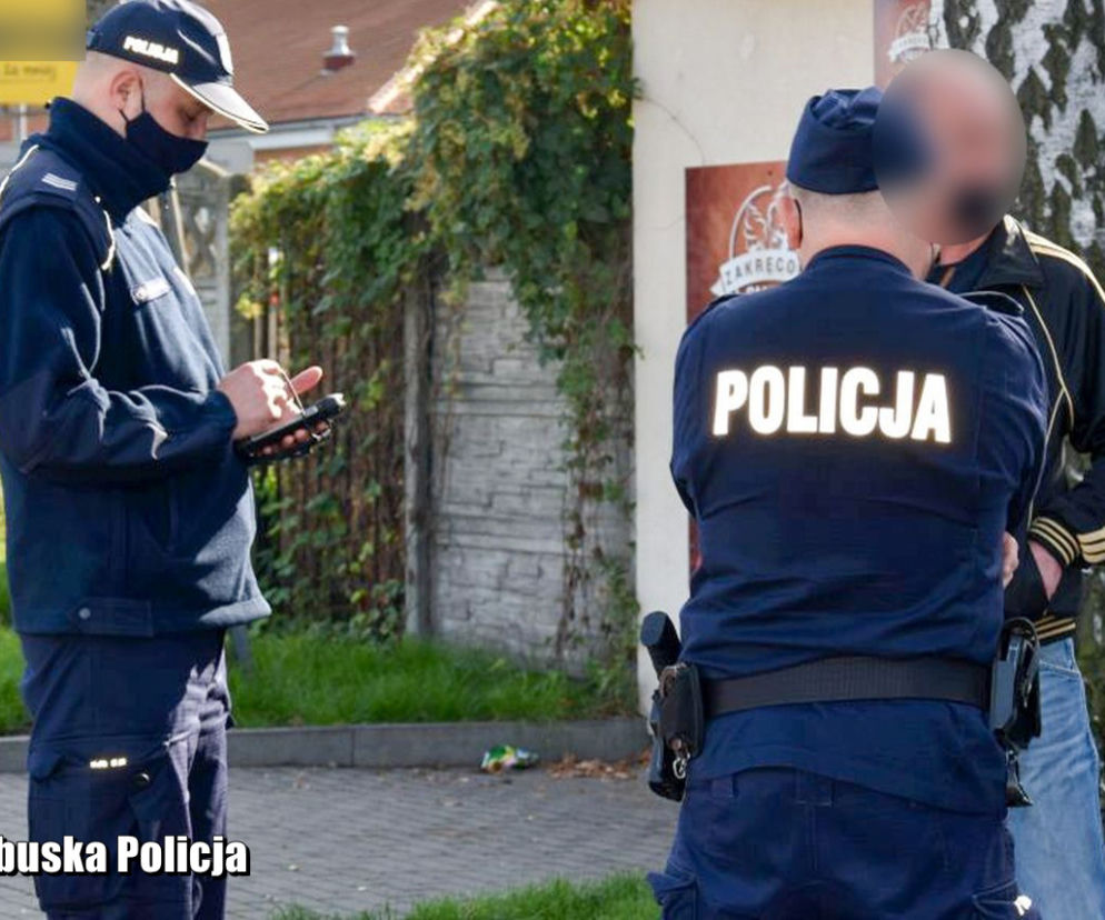 Policjanci sprawdzają czy nosimy maseczki.