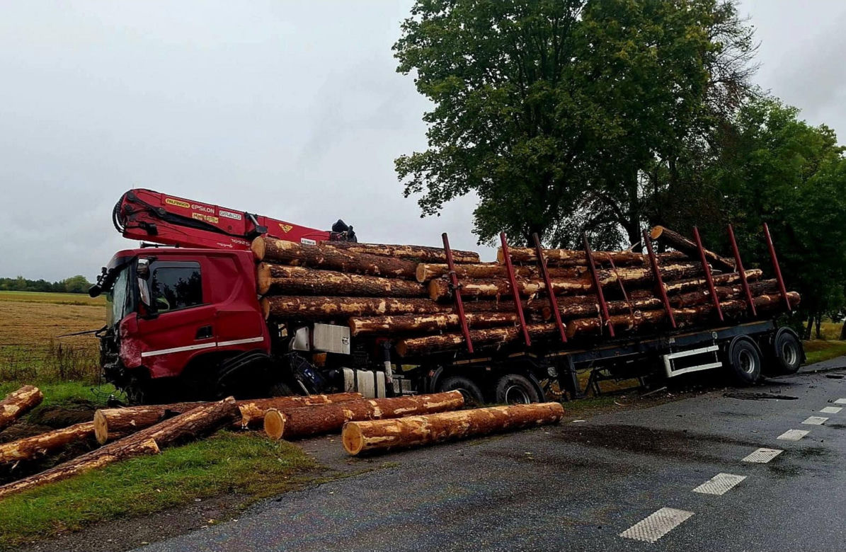 Śmiertelny wypadek pod Białą Podlaską. Ciężarówka z drewnem w rowie, kierowca osobówki nie żyje