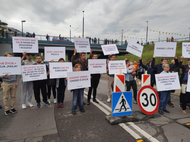 "Cichy marsz" w Krakowie po tragicznym wypadku. Zginęło młode małżeństwo