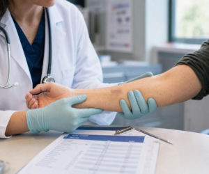 Niskie płytki krwi w morfologii to ważny sygnał. Te objawy wymagają pilnej reakcji