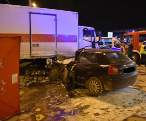 Audi wbiło się w samochód dostawczy