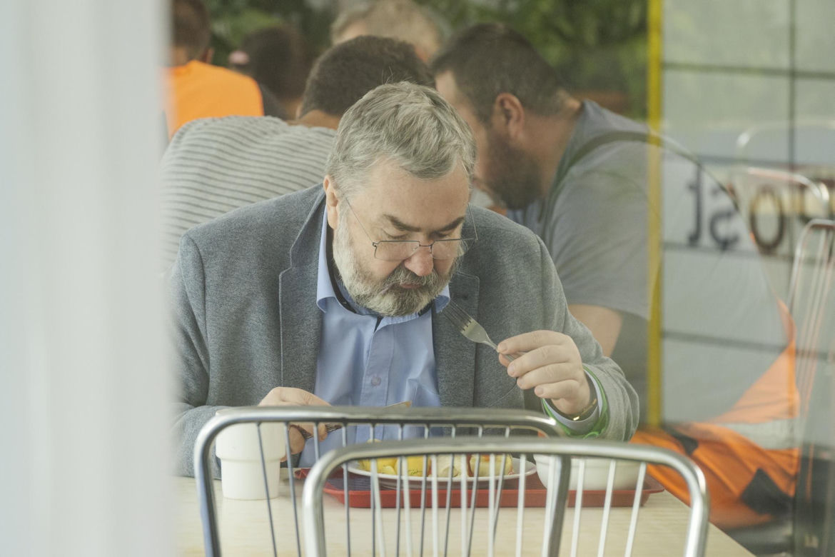 Karski zarabia 34 tys. zł, a je w barze mlecznym 