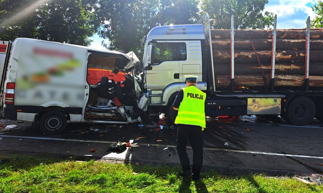 Przerażający wypadek pod Starogardem Gdańskim. Dwóch 30-latków zginęło w zmasakrowanym mercedesie [ZDJĘCIA].