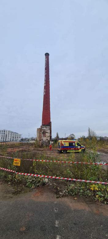 Wspiął się na komin i wpadł do środka! 22-latek runął z gigantycznej wysokości