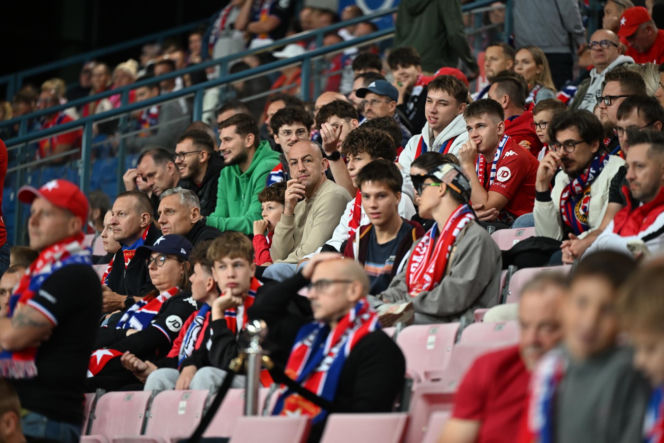 Tak kibice Wisły Kraków bawili się na trybunach. Znajdź się na zdjęciach