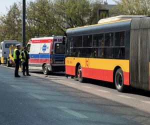 Ładował zepsutą karetkę na lawetę, urwał się uchwyt. Pojazd się stoczył do tyłu i przygniótł laweciarza do autobusu miejskiego. Mężczyzna walczy o życie