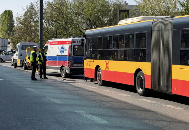 Ładował zepsutą karetkę na lawetę, został przygnieciony