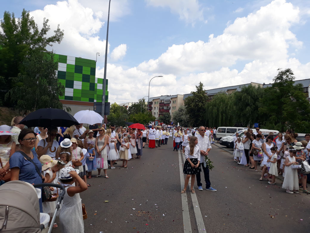 Białystok. Boże Ciało 2019. Wspólna procesja dwóch parafii: św. Jadwigi i NMP z Guadalupe