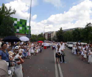 Białystok. Boże Ciało 2019. Wspólna procesja dwóch parafii: św. Jadwigi i NMP z Guadalupe