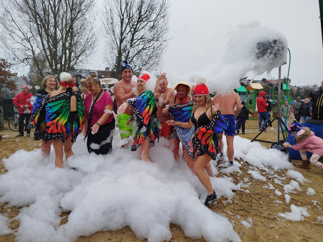 Mazowieckie Morsy otworzyły sezon morsowania 2025/2026 nad zalewem w Siedlcach