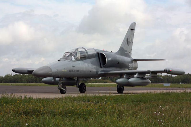 Czeskie samoloty L-159 nie dla Ukrainy. Polityczna burza w Pradze - premier kontra generał