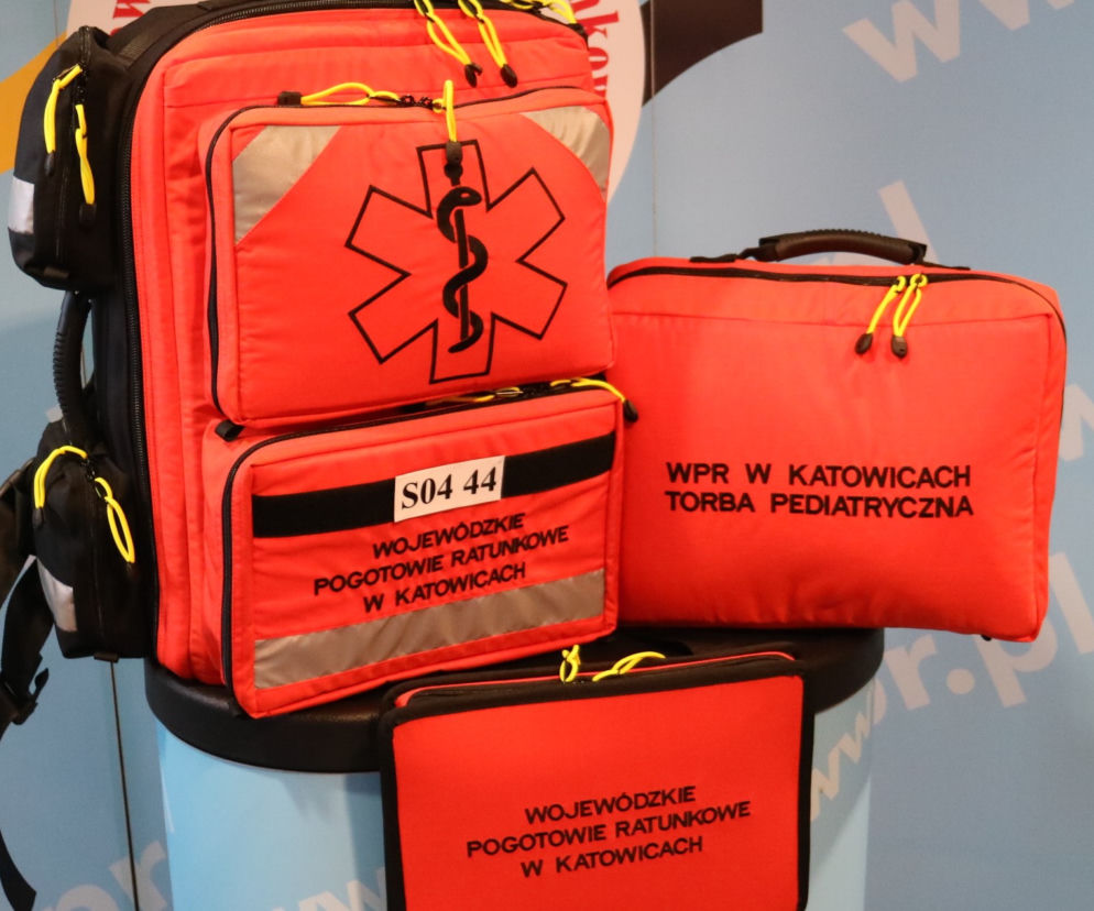Ratownicy ze Śląska jako pierwsi w Polsce mają nowe, ujednolicone plecaki medyczne