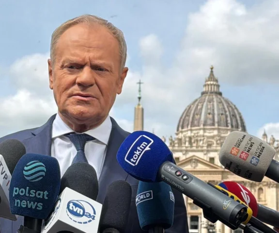 Szczyt odwagi. Donald Tusk w Rzymie, a pod domem pikieta