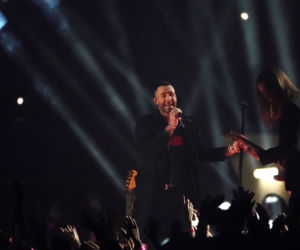 Maroon 5 i Adam Levine podczas Super Bowl 2019