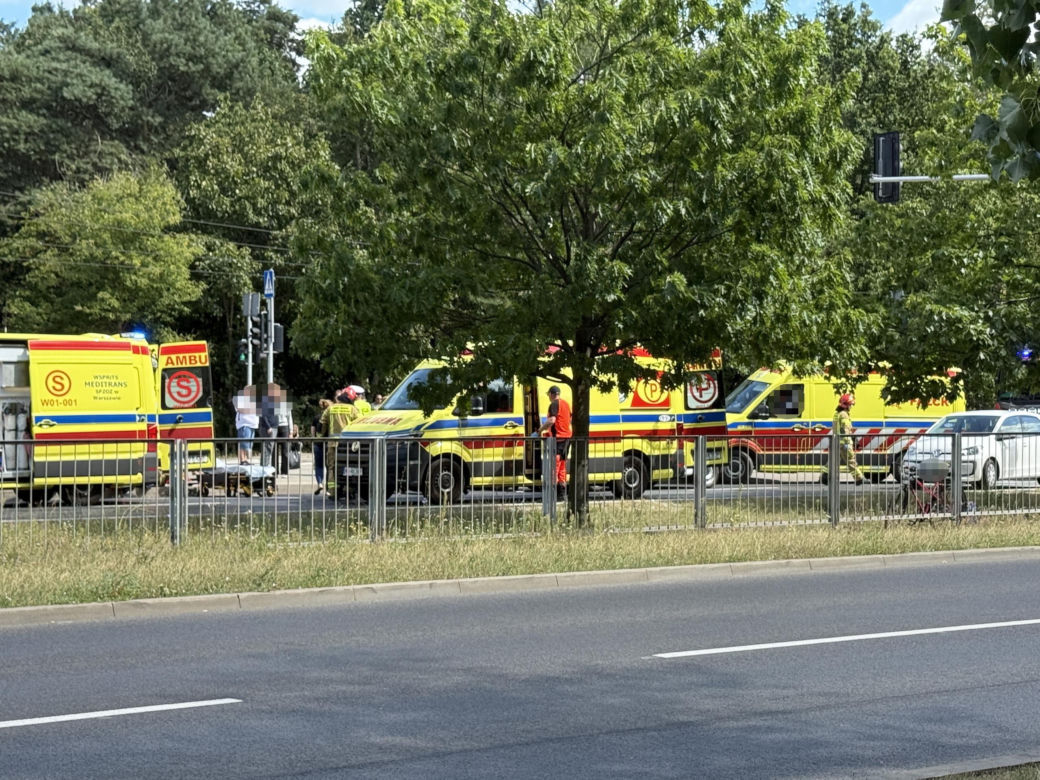 Kierowca Toyoty wjechał w pieszych na Bielanach. Cztery osoby trafiły do szpitala
