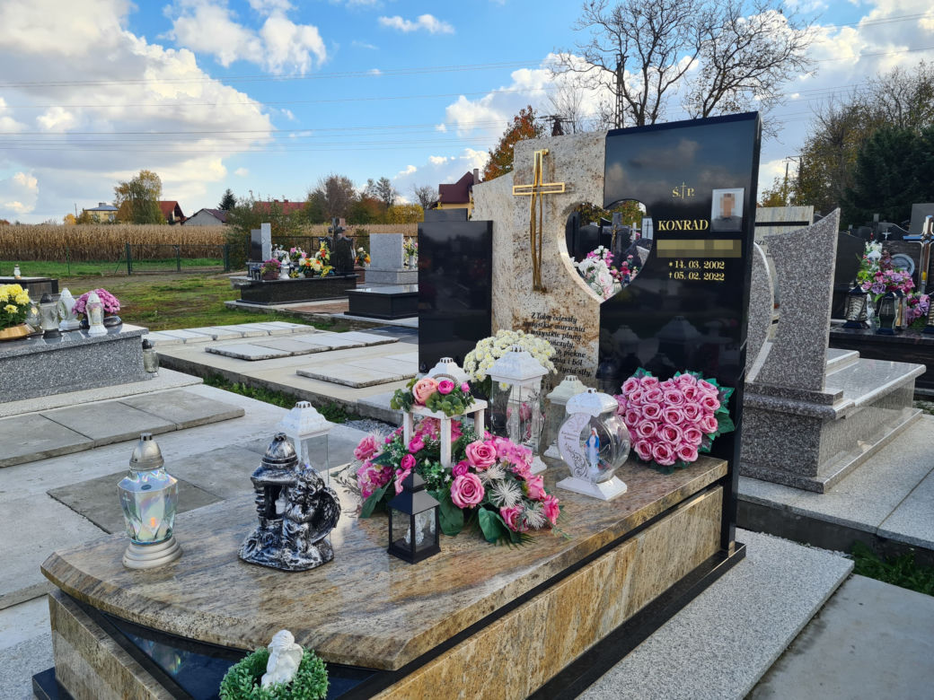 Para narzeczonych zmarła w Holandii. Napisy na grobach Wiktorii i Konrada sprawiają, że pęka serce 