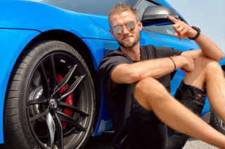 Karol Kłos nie wymięka! Najpierw pupka - tak wciska się do sportowej bryki. Czym teraz jeździ siatkarz?