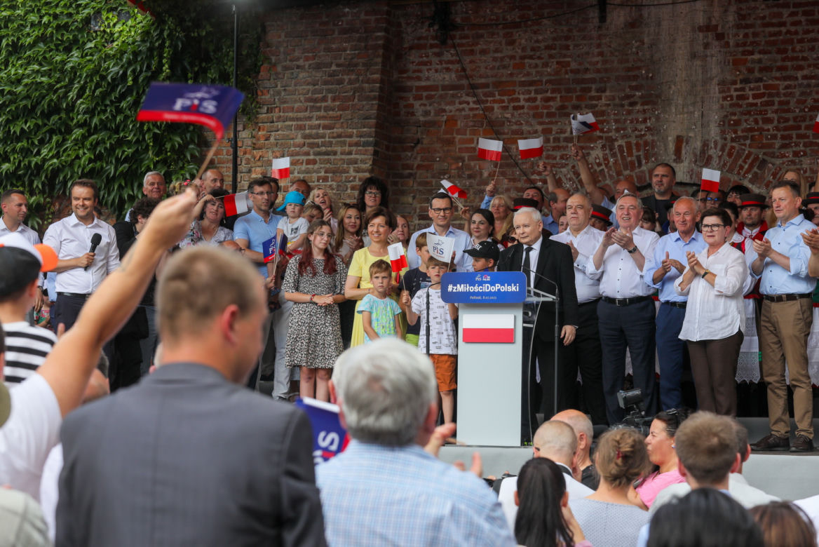 Jarosław Kaczyński z dzidziusiem na rękach ależ on go tuli 