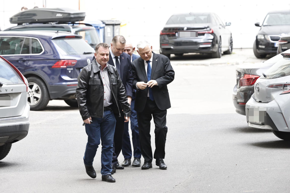 Kaczyński prosi o pieniądze