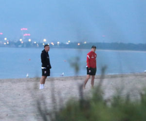 Piłkarze po porażce poszli na plażę