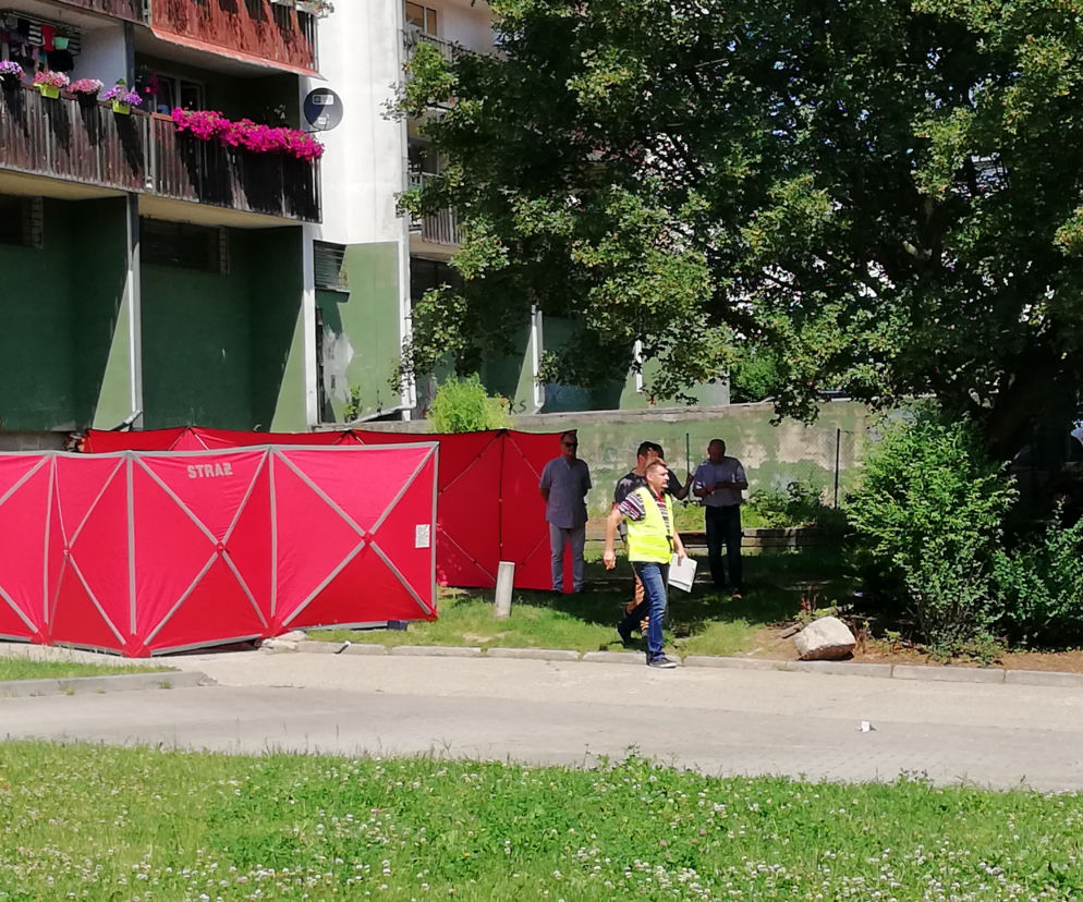 Mężczyzna zabił na ulicy swoją partnerkę, po czym podciął sobie gardło