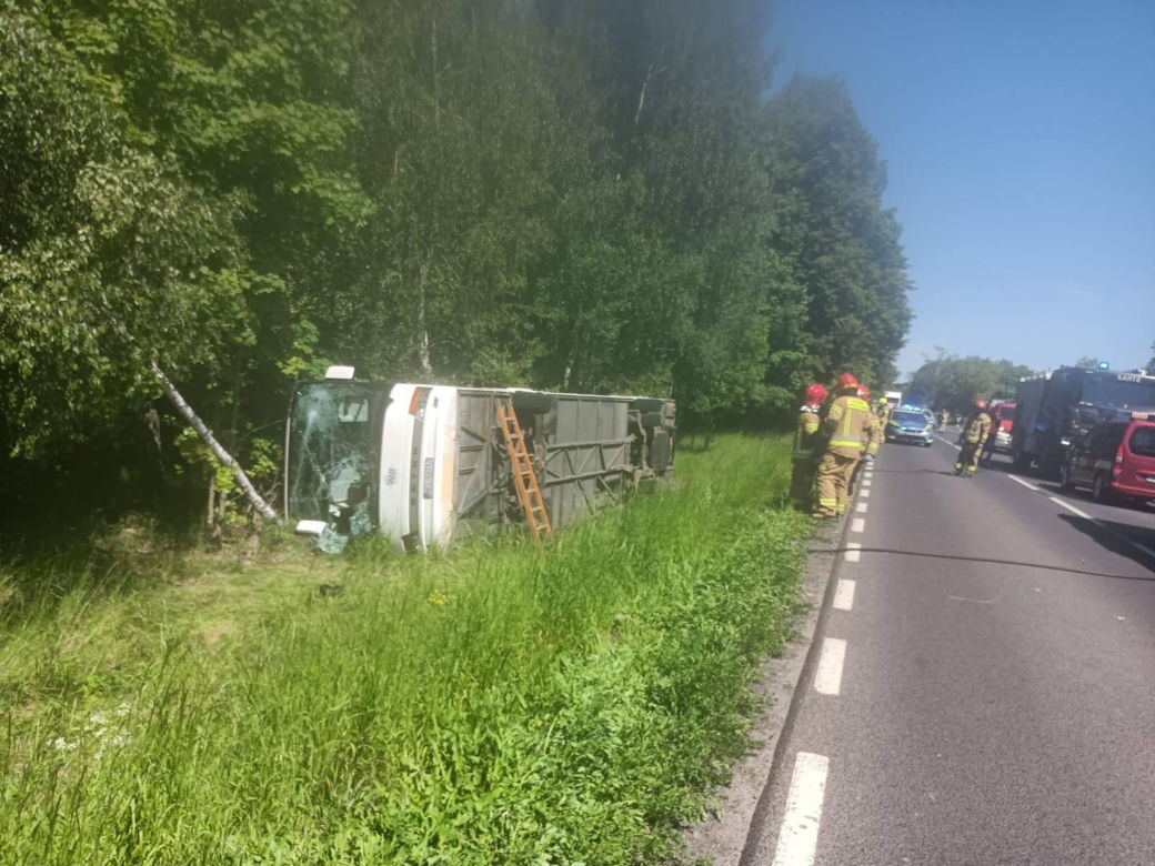   Wypadek autobusu szkolnego na Mazurach. Rannych kilka osób, droga zablokowana!