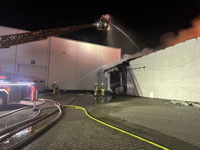 Pożar hal produkcyjnych w Bramkach