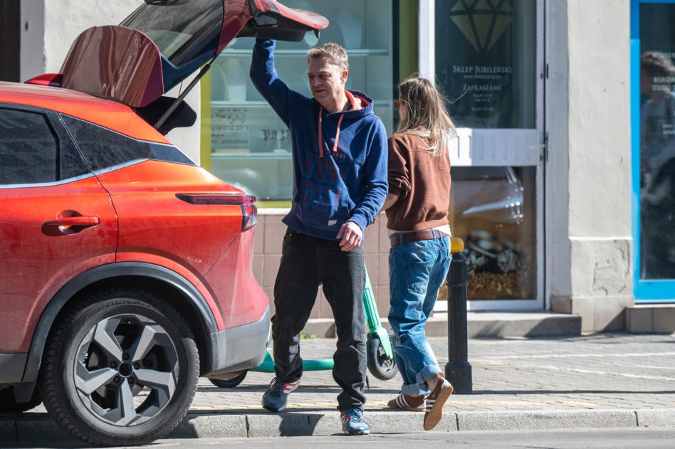 Damięcki i Schejbal wiją wspólne gniazdko? Noszą ciężkie kartony