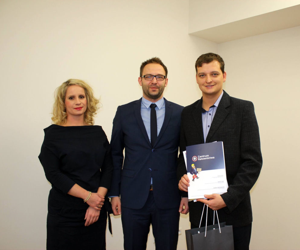 Pan Marcin dostał nagrodę od MPK i Centrum Ratownictwa