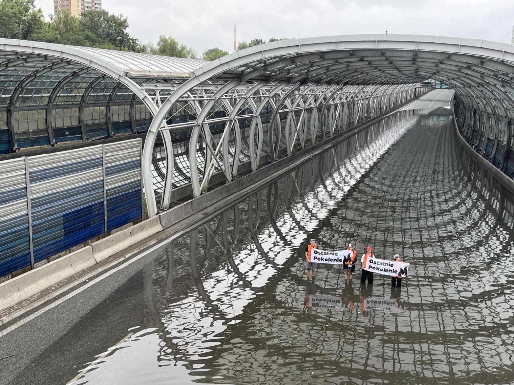 Protest Ostaniego Pokolenia na zalanej S8 w Warszawie