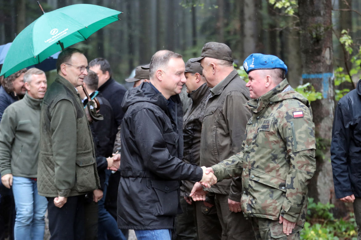 Andrzej Duda w deszczu sadził drzewa