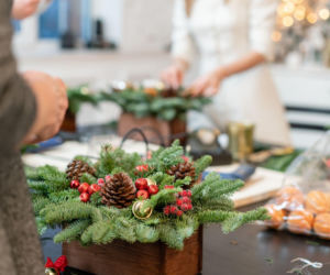 Zrób świąteczny stroik z gałązek choinki! Przewodnik krok po kroku