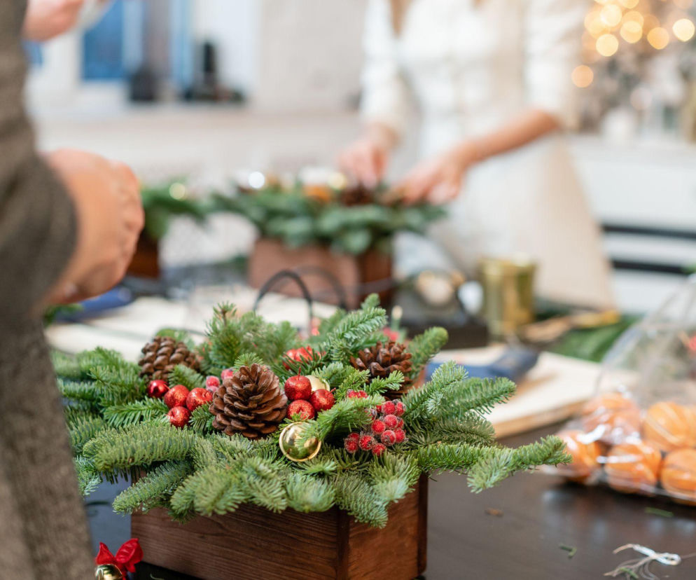 Zrób świąteczny stroik z gałązek choinki! Przewodnik krok po kroku