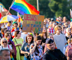 Marsz Równości w Krakowie - tłumy na wydarzeniu pod hasłem Zaczerpnąć tchu.