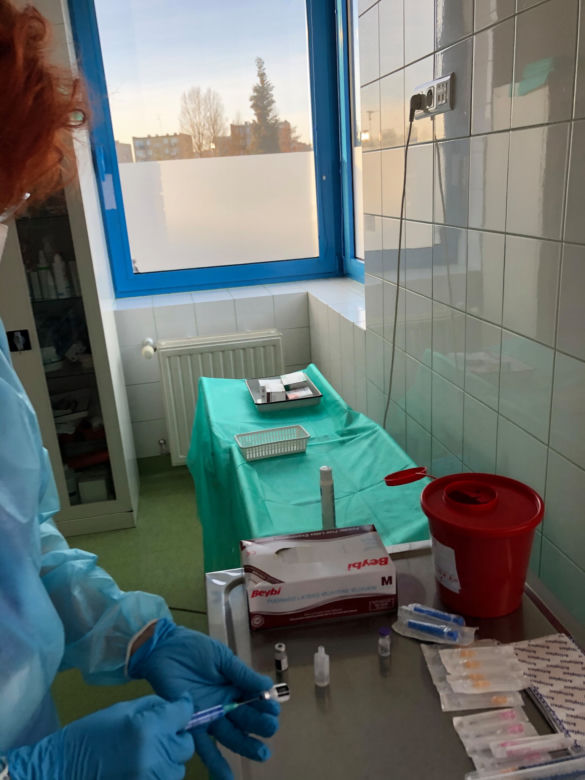 Koronawirus: Ruszyły szczepienia w szpitalach w Bełchatowie i województwie łódzkim 