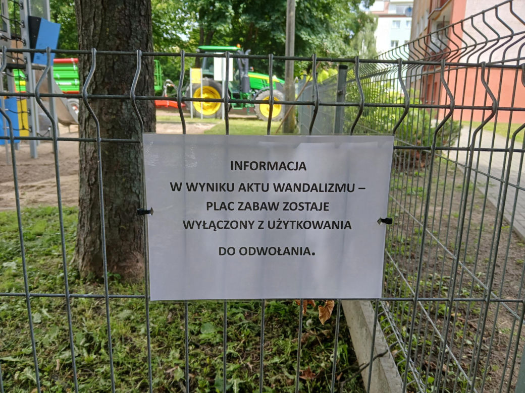 Tafla szkła rozbita w piaskownicy
