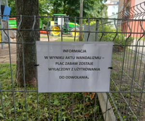 Tafla szkła rozbita w piaskownicy