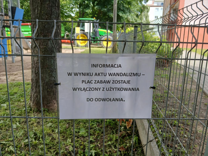 Tafla szkła rozbita w piaskownicy
