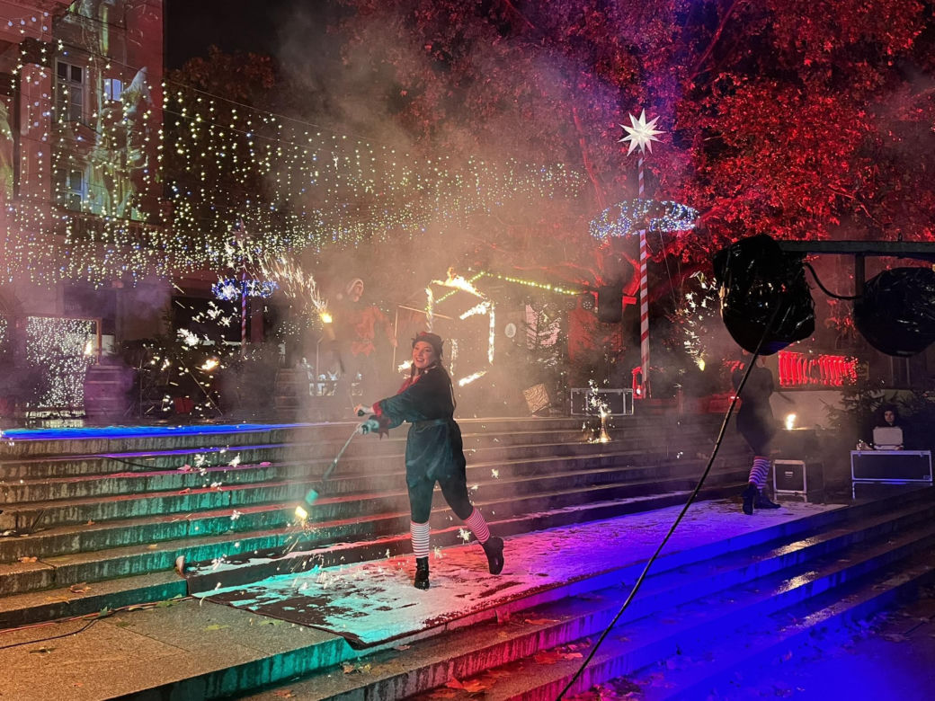 Betlejem Poznańskie 2023. Zimowe Fire Show na placu Wolności w Poznaniu
