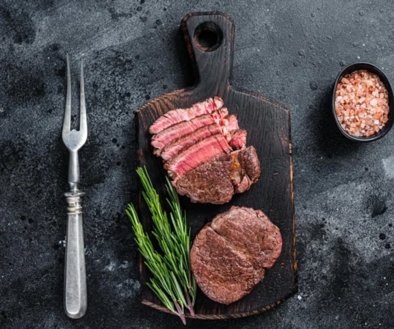 Soczysta, aromatyczna i idealnie różowa w środku. Pieczona polędwica, która zachwyca