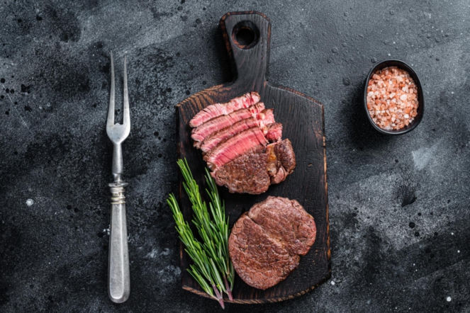 Soczysta, aromatyczna i idealnie różowa w środku. Pieczona polędwica, która zachwyca