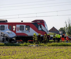 Katastrofa kolejowa pod Rogoźnem. Policja zakończyła działania, pociągi nadal nie kursują!