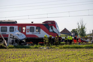 Katastrofa kolejowa pod Rogoźnem. Policja zakończyła działania, pociągi nadal nie kursują!