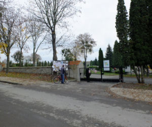 NA CMENTARZU W CHEŁMIE MOŻNA SKŁADAĆ WIEŃCE. NA POMOC ODWIEDZAJĄCYM GROBY PRZYSZLI PRACOWNICY NEKROPOLII