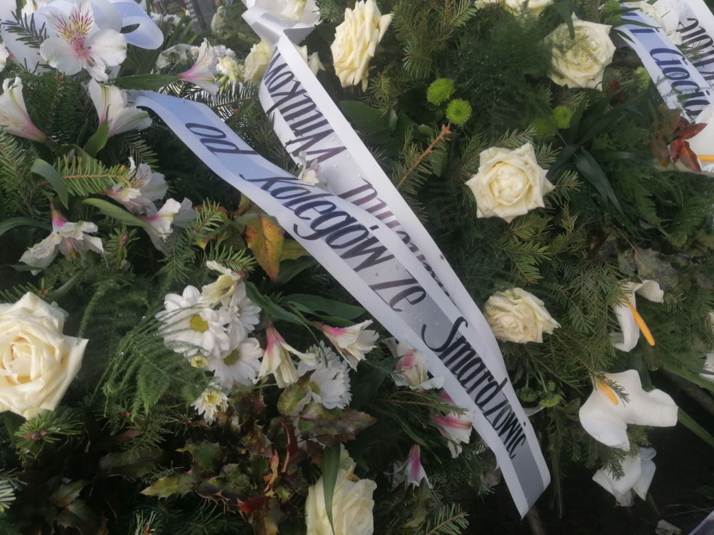 Morze białych róż na grobie 19-letniego Jakuba